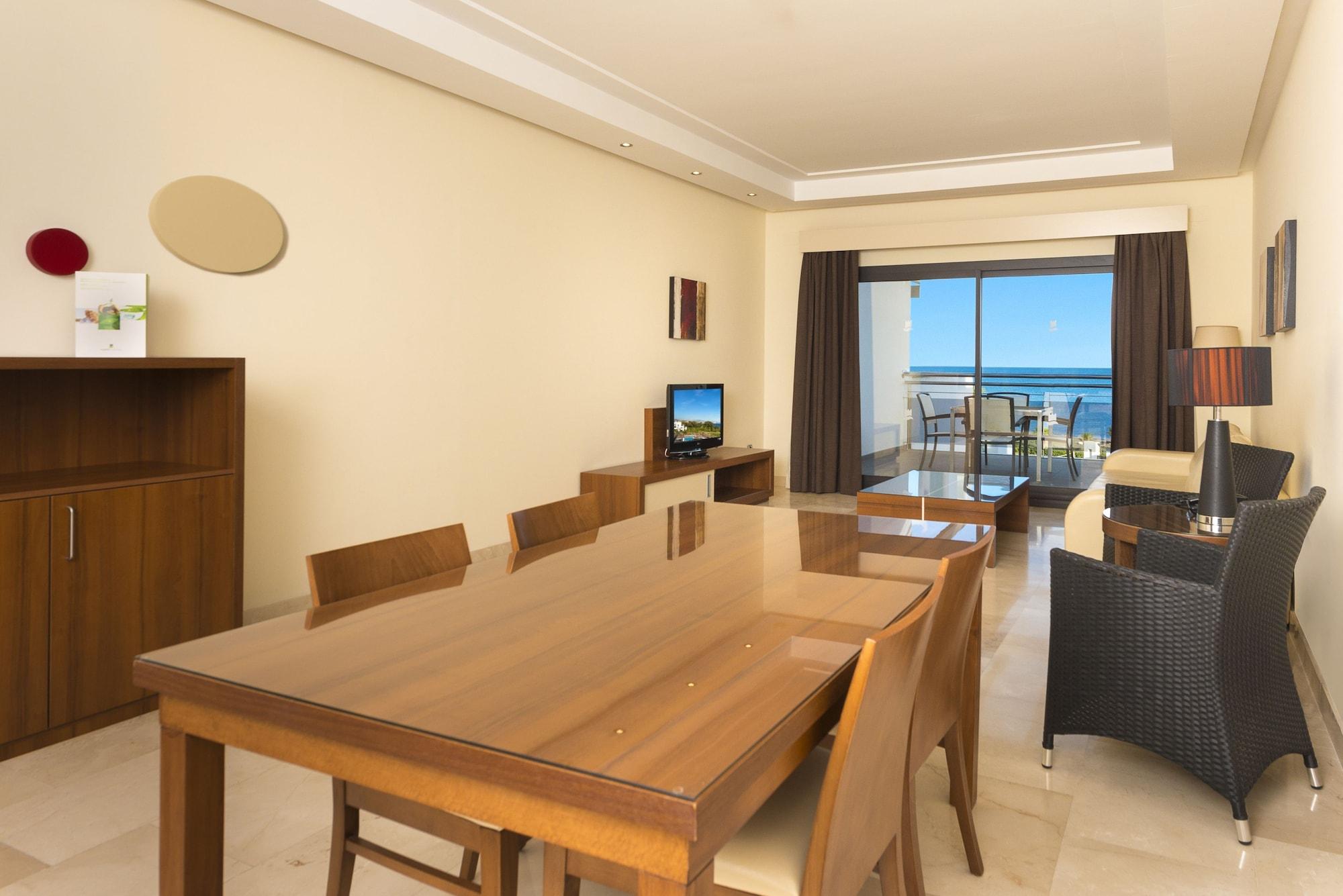 Estepona Hotel & Spa Resort Exterior photo